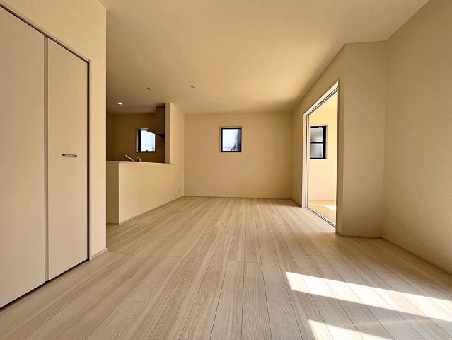 新築戸建・新築建売　福島市笹木野町裏第4　野田小・野田中の居間・リビング|太陽の日差しが気持ちの良いリビングは広々としているので家具を設置してもゆとりがあります！