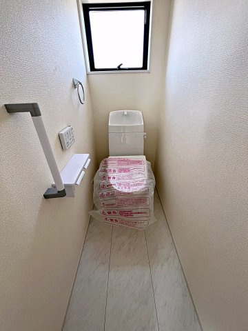 新築戸建・新築建売　福島市笹木野町裏第4　野田小・野田中のトイレ|白を基調としており小窓で換気ができるので清潔感のある空間。ペーパーホルダーが2つあるのも便利です！