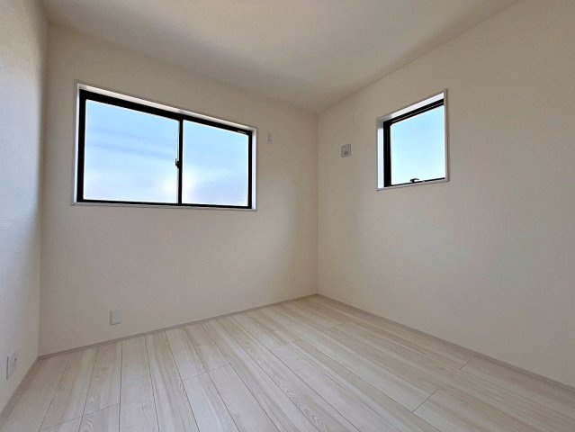 新築戸建・新築建売　福島市笹木野町裏第4　野田小・野田中の洋室|5帖の洋室はコンパクトですが落ち着きのある空間で自分だけのプライベートな時間を過ごすことができます！
