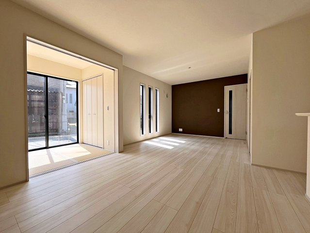 新築戸建・新築建売　福島市笹木野町裏第4　野田小・野田中の居間・リビング|17.2帖のLDKはゆとりがあり、和室の扉を開放するとさらに明るく気持ちの良いリビングです！