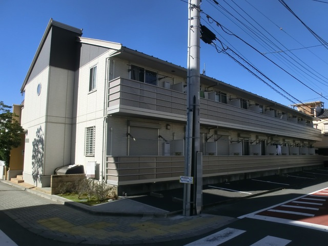 オーガスタ篠崎の外観|白を基調としたオシャレな外観です。