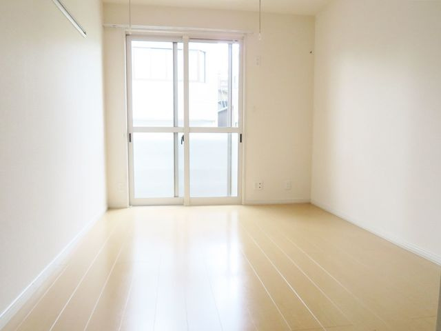 オーガスタ篠崎の寝室|広くて明るい寝室