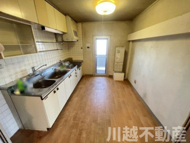最上階＋角部屋、大家族に嬉しい４LDKのキッチン|ダイニングの奥には4.9帖大の板張りのキッチン