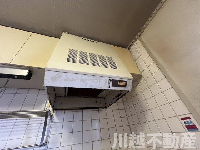 最上階＋角部屋、大家族に嬉しい４LDKのキッチン|大型のレンジフードを採用