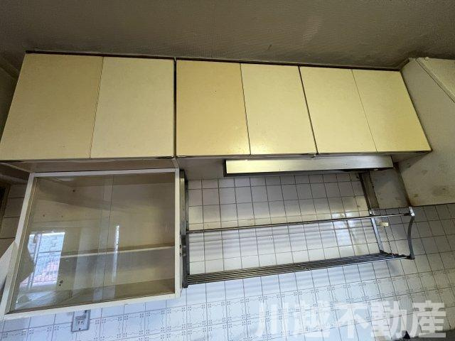 最上階＋角部屋、大家族に嬉しい４LDKのキッチン|吊り戸に水切り棚、コップ入れがある使いやすいキッチン