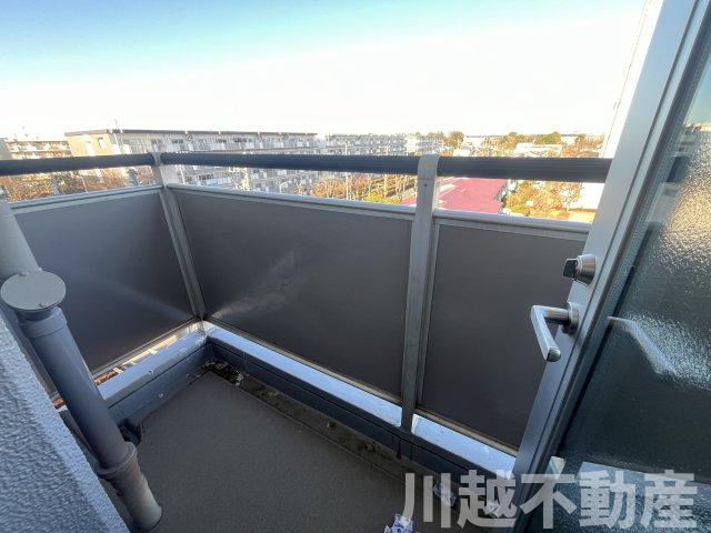 最上階＋角部屋、大家族に嬉しい４LDKのバルコニー|東側に面したキッチン脇にあるバルコニー