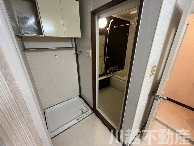 最上階＋角部屋、大家族に嬉しい４LDKのランドリースペース|吊り戸棚に防水パンが用意されたランドリースペース