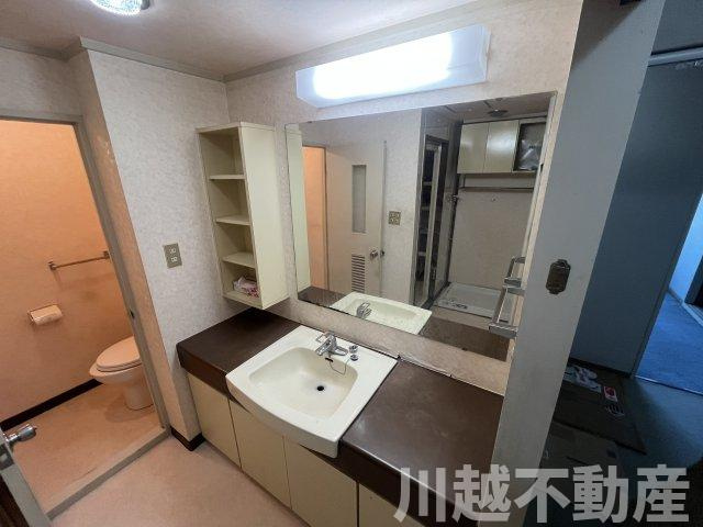 最上階＋角部屋、大家族に嬉しい４LDKの独立洗面台|ワイドな幅の洗面台、大きな鏡のため２人同時に使える広さです