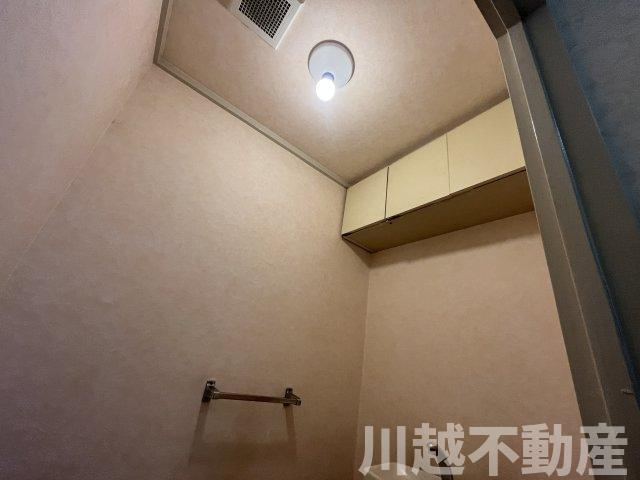 最上階＋角部屋、大家族に嬉しい４LDKのトイレ|トイレ内にも吊り戸棚があるので便利