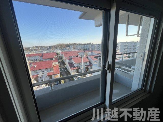 最上階＋角部屋、大家族に嬉しい４LDKの展望|4.5帖の洋室の窓から見た眺望、フラワーBOX付きです