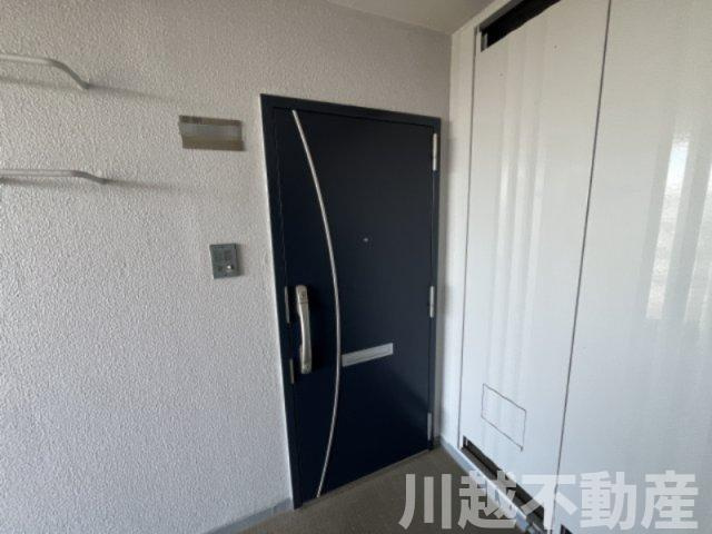 最上階＋角部屋、大家族に嬉しい４LDKの玄関|2025年夏に新調された玄関ドア（外側）
