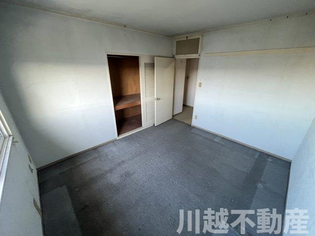最上階＋角部屋、大家族に嬉しい４LDKの寝室|玄関入ってすぐの6.5帖洋室は落ち着く空間
