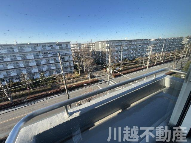 最上階＋角部屋、大家族に嬉しい４LDKの展望|6.5帖の洋室の窓から見た眺望、フラワーBOX付きです