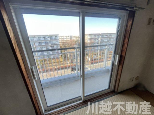 最上階＋角部屋、大家族に嬉しい４LDKのバルコニー|北側の6帖和室の専用バルコニー