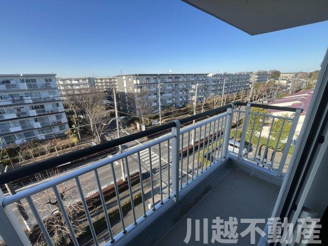 最上階＋角部屋、大家族に嬉しい４LDKの展望|北側和室のバルコニーからは「かわつるグリーンタウン新鶴」団地群が一望できます