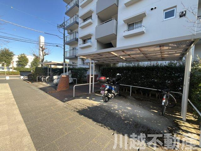 最上階＋角部屋、大家族に嬉しい４LDKの駐輪場|各共用階段室前には屋根付きの駐輪場あり