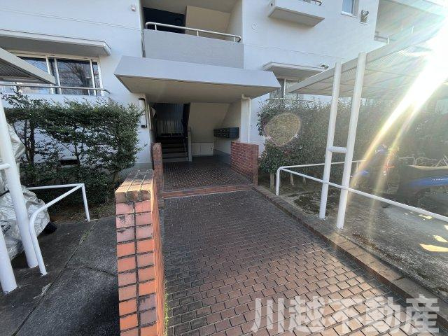 最上階＋角部屋、大家族に嬉しい４LDKのエントランス|共用階段室