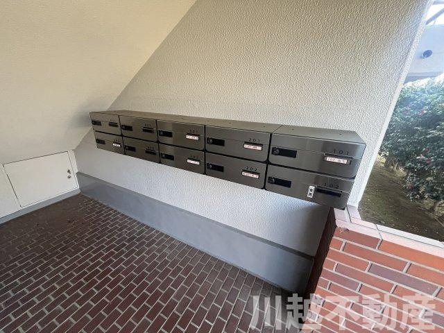 最上階＋角部屋、大家族に嬉しい４LDKのその他共用部分|共用階段室、１階には掲示板と集合ポストあり