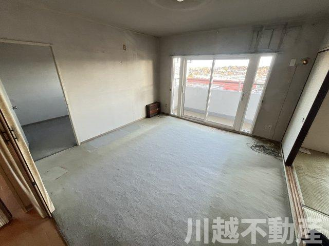 最上階＋角部屋、大家族に嬉しい４LDKの居間・リビング|明るい８帖のじゅうたん敷きのリビング
