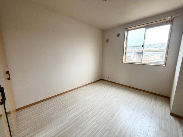 ヴィラージュ新木屋瀬　の内装|洋室