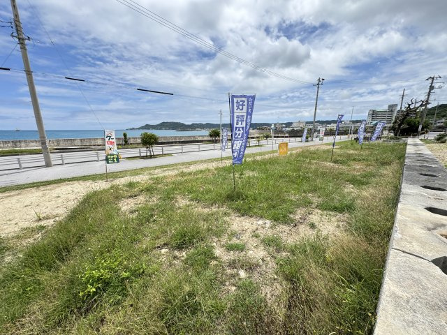 与那原町板良敷Ⅱオーシャンフロント（全2区画）の外観|オーシャンフロント♪前面道路を挟んで目の前には中城湾が広がります♪