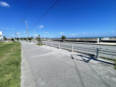 【前面道路含む現地写真】 | 与那原町板良敷Ⅱオーシャンフロント（全2区画） | ※東側公道12m♪
