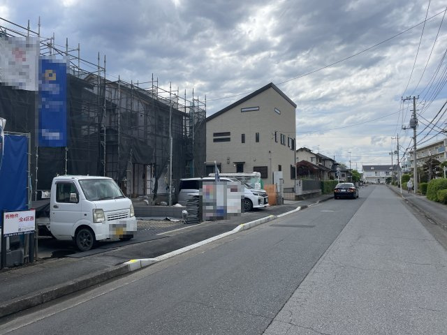 【前面道路含む現地写真】 | 深谷市上柴町西1丁目　ブルーミングガーデン 全4棟　2号棟 | 3/27撮影