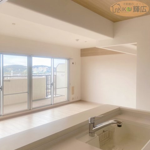 サザンスクエア加古川 11階のキッチン|クロス張替え、床張り替え済み