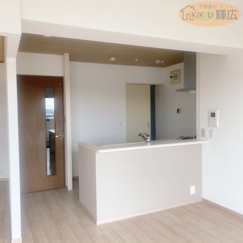 サザンスクエア加古川 11階のキッチン|クロス張替え、床張り替え済み