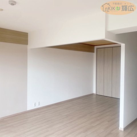 サザンスクエア加古川 11階の居間・リビング|和室→リビングに変更。建具新調。クロス張替え、床上張り。