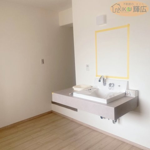 サザンスクエア加古川 11階の独立洗面台|洗面台新調。写真は施工途中ですが現在、鏡設置されてます。
洋室より浴室に入れます。クロス交換、床上張り。