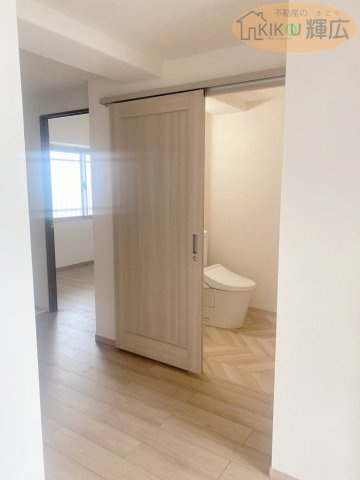 サザンスクエア加古川 11階のトイレ|トイレ位置変更。トイレ新調、クロス張替え、CF交換。