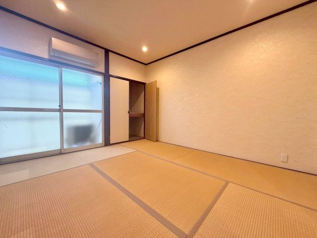 深草勧進橋町の和室|ゆとりある広さの和室は、収納付きでお部屋をすっきり使えます。落ち着いた雰囲気の中で、ゆったりと過ごせる空間です。

室内（2026年3月）撮影