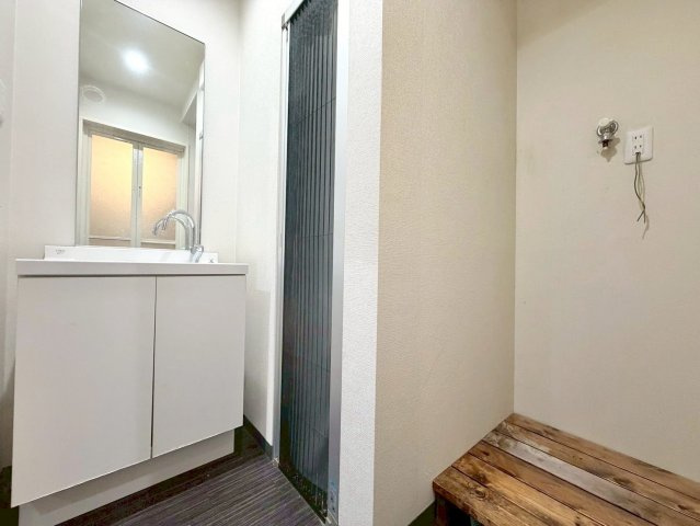 深草勧進橋町の洗面所|独立洗面台付きで使い勝手の良い洗面スペース。洗濯機置場も確保されており、家事動線もスムーズです。

室内（2026年3月）撮影