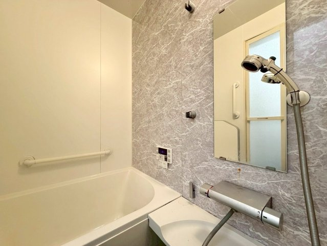 深草勧進橋町の浴室|独立洗面台付きで使い勝手の良い洗面スペース。洗濯機置場も確保されており、家事動線もスムーズです。

室内（2026年3月）撮影