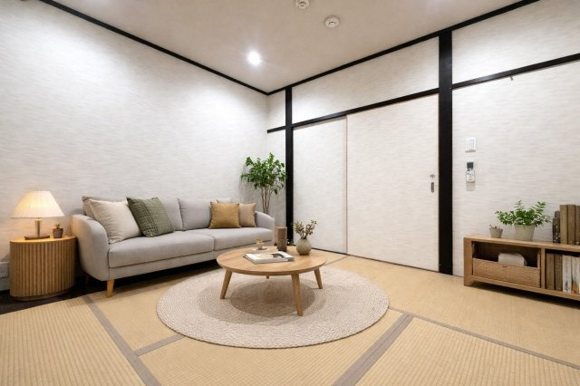深草勧進橋町の和室|落ち着いた和モダンの和室。リビングとしても使えるゆとりある広さで、くつろぎの空間として活用できます。
※本画像は実際の写真にCG加工を加えたもので実際とは異なります。

室内（2026年3月）撮影