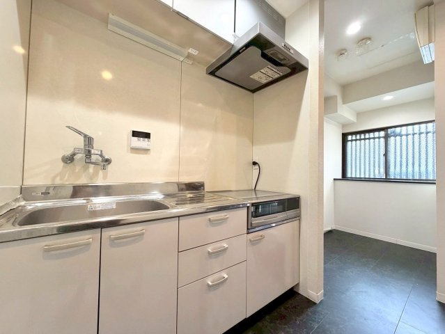 深草勧進橋町のキッチン|IHクッキングヒーター採用で火を使わず安心。お手入れも簡単で清潔に保てるキッチンです。奥にはゆとりあるスペースも確保されています。

室内（2026年3月）撮影