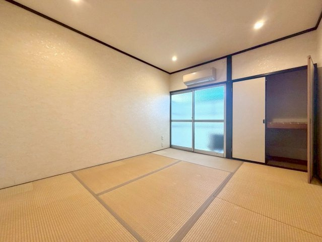 深草勧進橋町の和室|収納付きでお部屋をすっきり使える和室。畳の温もりと落ち着いた雰囲気の中で、ゆったりとくつろげる空間です。

室内（2026年3月）撮影