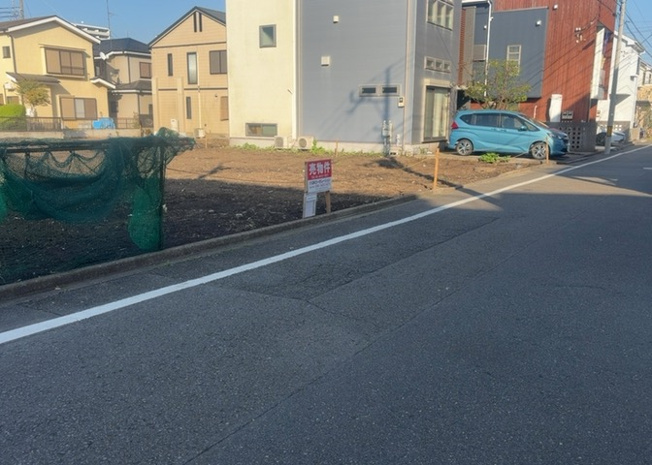 【外観】 | 家を建てる場合、方位は要チェックです。現実的に日当たりのよい家ならばリビングは南側、建築基準法でも北側に当たる家への配慮は求められています。土地を見学に行く際は、方位磁針を持って行くようにしましょう。