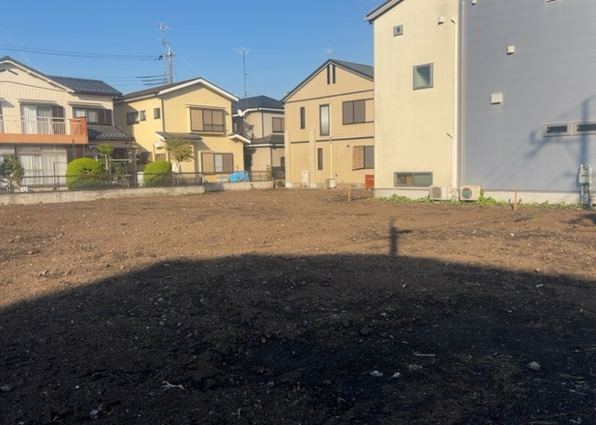【外観】 | 土地を買う際、住む地域の自治体や福祉の補助制度にも注目してみましょう。子供や老人の医療補助やゴミ出しのルールなど、自治体によってルールに大きな違いがあるため、暮らしやすい土地で判断するとよいでしょう。