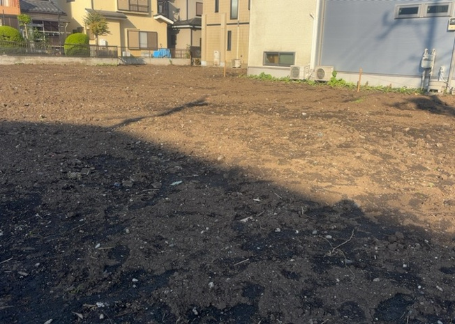 【外観】 | 土地の前の道路に消火栓が設置されていることがあります。この場合、道路交通法第45条第1項により、駐車禁止の場所が指定されています。そのため、車庫などの駐車スペースをつくることができない場合があります。