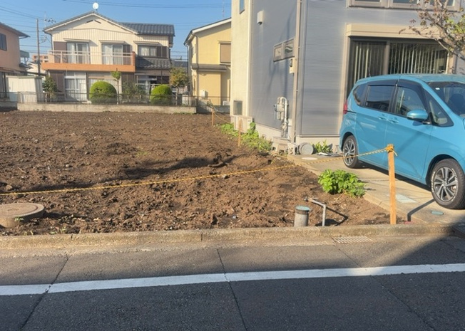 【外観】 | 現地に行くなら、物件の周囲の地形がどうなっているかを見ることも大切です。周辺より低くなっている土地では、大雨などで水が集まりやすいため、地盤が弱くなっているということも考えられるため、注意が必要です。