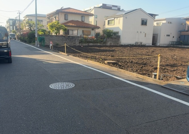 【外観】 | 隣家の土地はどうなっているのか、生活利便施設が近くにあるのか、学校まで近いかなど、お客様のライフスタイルにあわせたイメージが重要です。また、近くにあると困る施設が近くにないかも確認するといいでしょう。