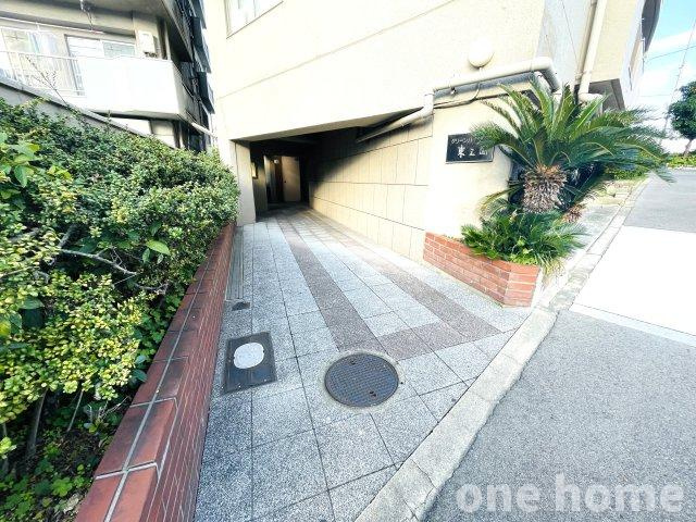 グリーンハイツ東三国のエントランス|◆みどりが植栽されたマンションエントランスです！