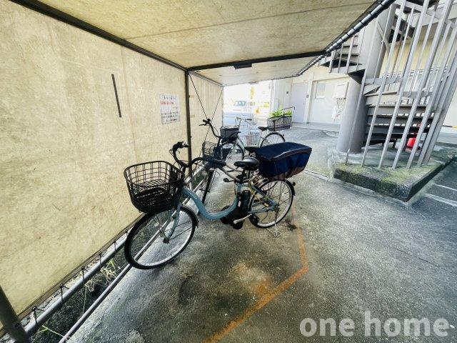 グリーンハイツ東三国の駐輪場|◆駐輪場は平置きタイプで出し入れがスムーズ！
◆最新の空き状況など、詳細につきましてはお気軽にお問い合わせください。