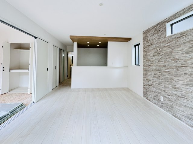 市川市下貝塚３丁目新築戸建【宮久保小学校：9分】の居間・リビング|16帖リビングダイニングキッチン