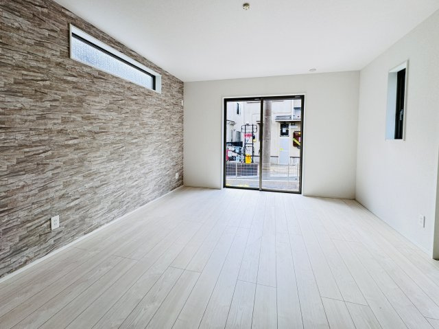 市川市下貝塚３丁目新築戸建【宮久保小学校：9分】の居間・リビング|16帖リビングダイニングキッチン・アクセントクロス