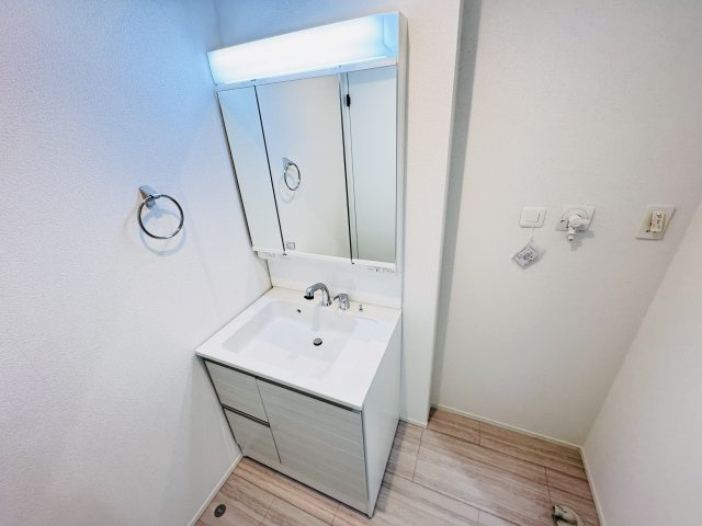 市川市下貝塚３丁目新築戸建【宮久保小学校：9分】の独立洗面台|シャワーヘッド付き三面鏡洗面化粧台