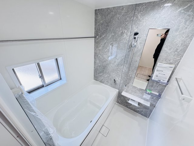 市川市下貝塚３丁目新築戸建【宮久保小学校：9分】の浴室|手元で水流切り替えシャワーヘッド・足を伸ばせる広々浴槽で毎日リラックス♪
