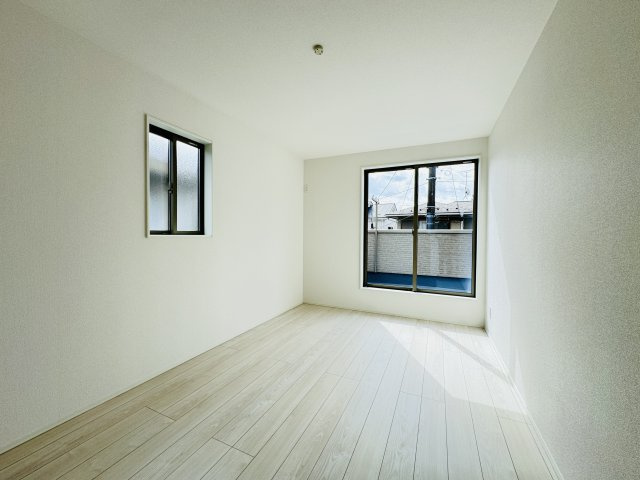 市川市下貝塚３丁目新築戸建【宮久保小学校：9分】の寝室|7.5帖寝室・南側バルコニー前の明るいお部屋です♪